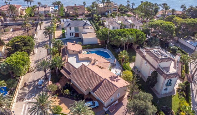 Resale - Villa -
Cabo Roig - Muy Cerca De La Playa