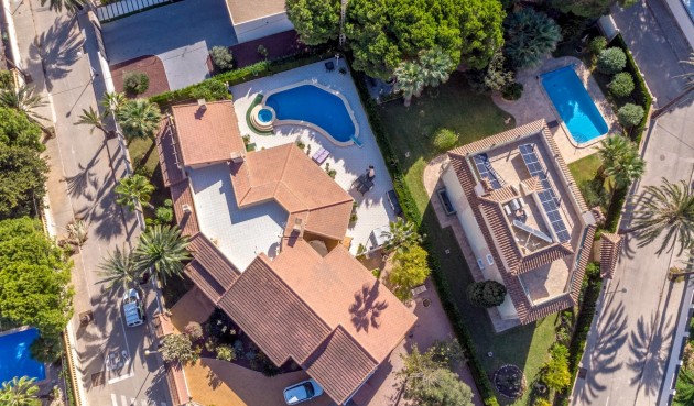 Resale - Villa -
Cabo Roig - Muy Cerca De La Playa