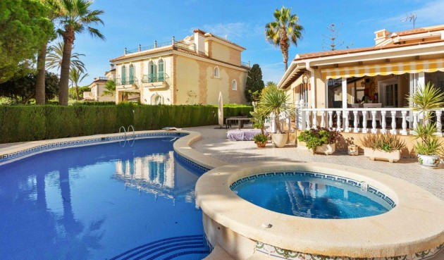 Resale - Villa -
Cabo Roig - Muy Cerca De La Playa