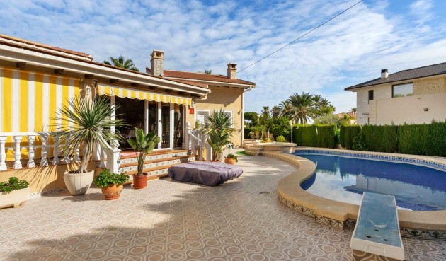 Resale - Villa -
Cabo Roig - Muy Cerca De La Playa