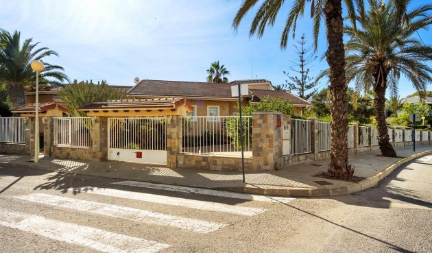 Resale - Villa -
Cabo Roig - Muy Cerca De La Playa