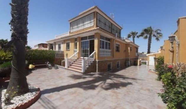 Resale - Villa -
Torrevieja - aguas nuevas