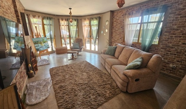 Reventa - Villa -
Sierra Cortina - Inland