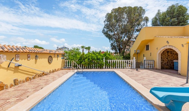 Resale - Villa -
Jacarilla - Inland