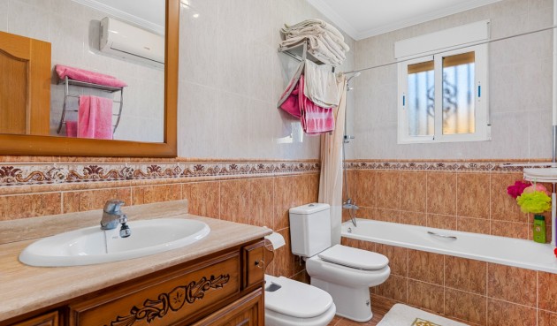 Resale - Villa -
Jacarilla - Inland