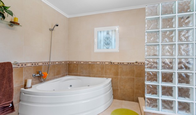 Resale - Villa -
Jacarilla - Inland