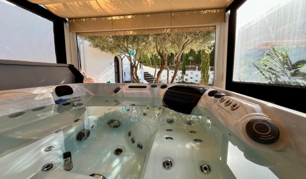 Resale - Villa -
Villamartin - Costa Blanca