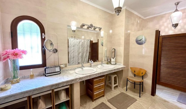 Resale - Villa -
Villamartin - Costa Blanca