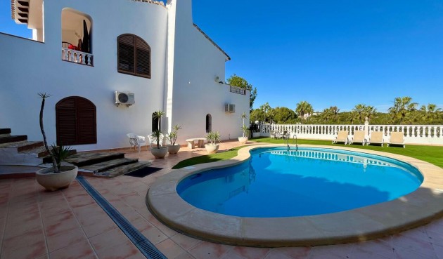 Resale - Villa -
Villamartin - Costa Blanca