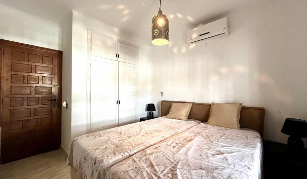 Resale - Villa -
Villamartin - Costa Blanca