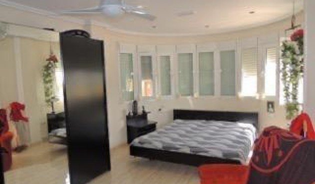 Resale - Villa -
Catral