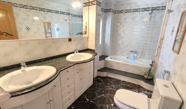 Brukt - Town House -
Sax - Inland