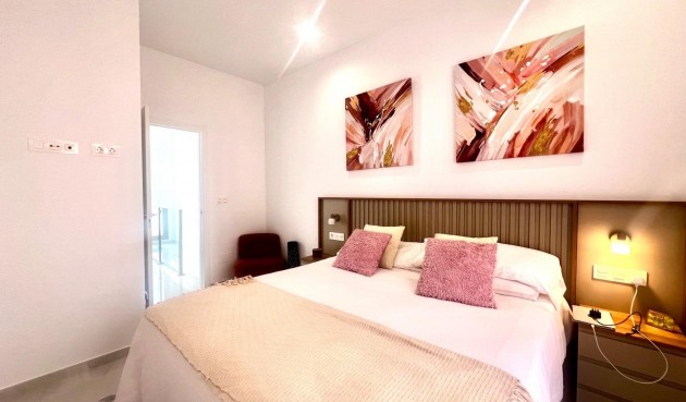 Resale - Villa -
Torrevieja - La Siesta - El Salado - Torreta