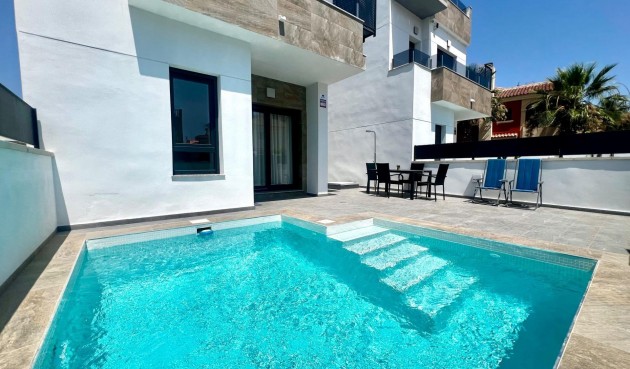 Resale - Villa -
Torrevieja - La Siesta - El Salado - Torreta