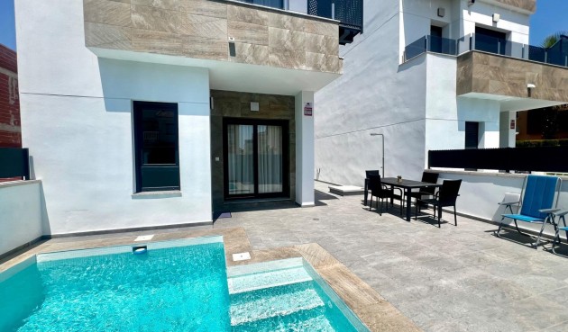 Resale - Villa -
Torrevieja - La Siesta - El Salado - Torreta