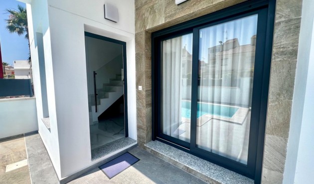 Resale - Villa -
Torrevieja - La Siesta - El Salado - Torreta