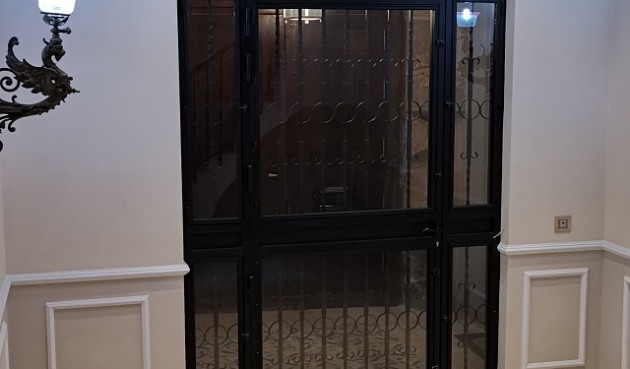 Återförsäljning - Villa -
Orihuela - Inland