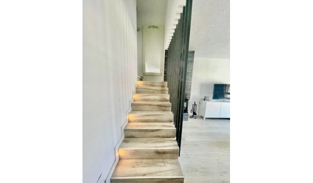 Brukt - Town House -
Aquilas