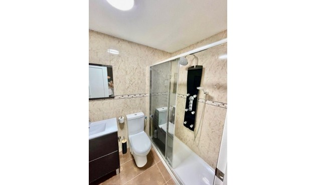 Brukt - Town House -
Aquilas