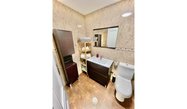 Brukt - Town House -
Aquilas