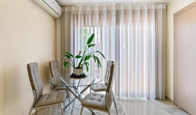 Återförsäljning - Town House -
Torrevieja - aguas nuevas