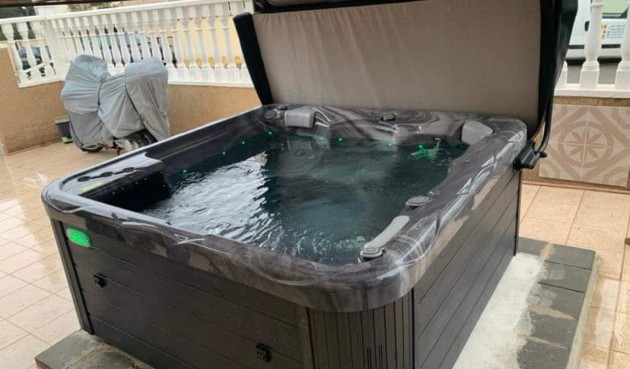 Återförsäljning - Villa -
Villamartin - Costa Blanca