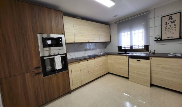Resale - Town House -
San Miguel de Salinas - Ciudad De Las Comunicaciones