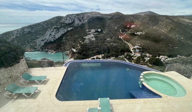 Återförsäljning - Villa -
Jávea - Costa Blanca