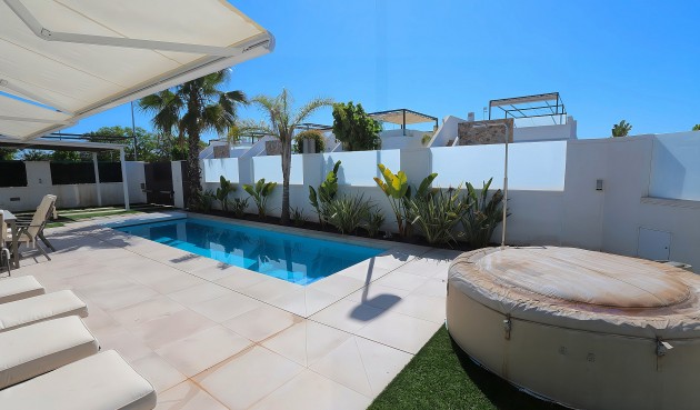 Brukt - Villa -
Pilar de la Horadada - Costa Blanca