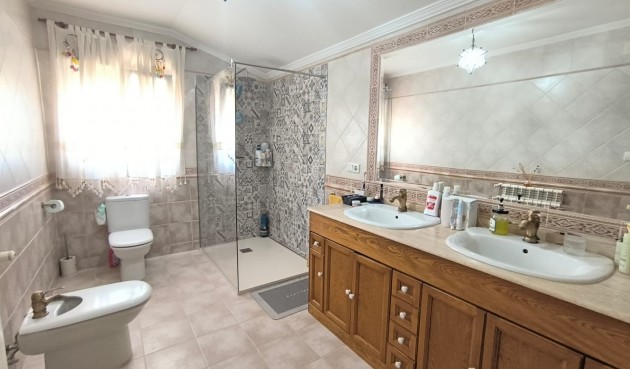 Resale - Villa -
Yecla - Inland