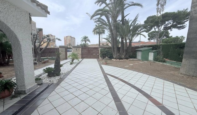 Resale - Villa -
Orihuela Costa - Campoamor