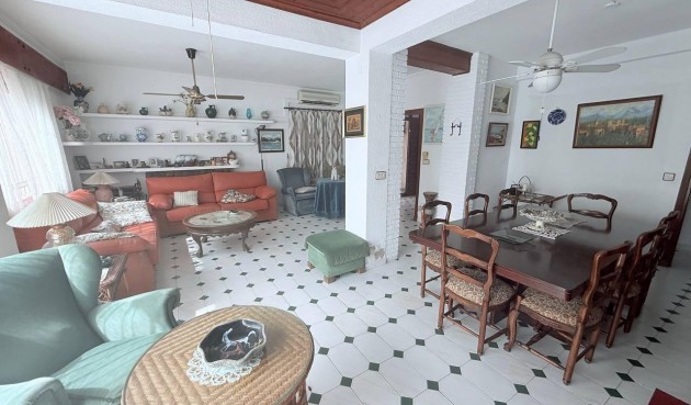 Resale - Villa -
Orihuela Costa - Campoamor