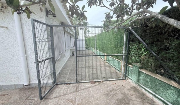 Resale - Villa -
Orihuela Costa - Campoamor