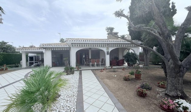 Resale - Villa -
Orihuela Costa - Campoamor