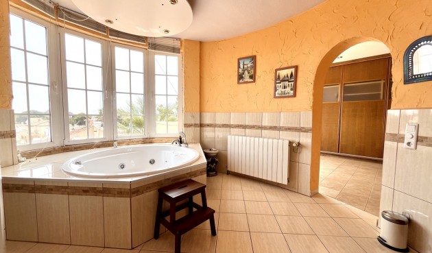 Återförsäljning - Villa -
La Zenia - Costa Blanca