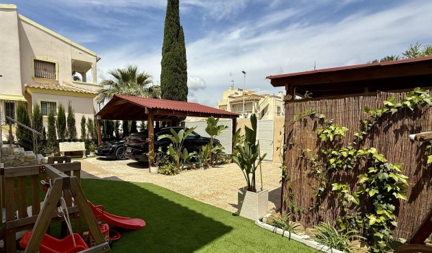 Brukt - Villa -
Orihuela Costa - Costa Blanca