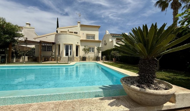 Brukt - Villa -
Orihuela Costa - Costa Blanca