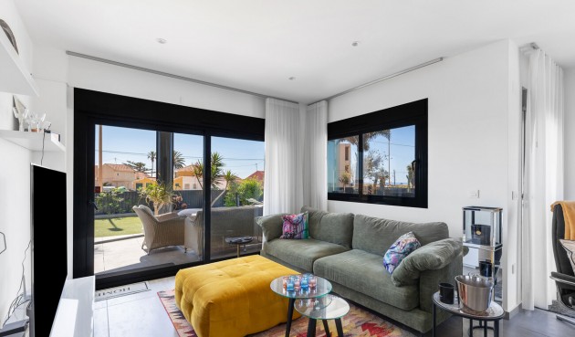 Resale - Villa -
Torrevieja - Rosaleda