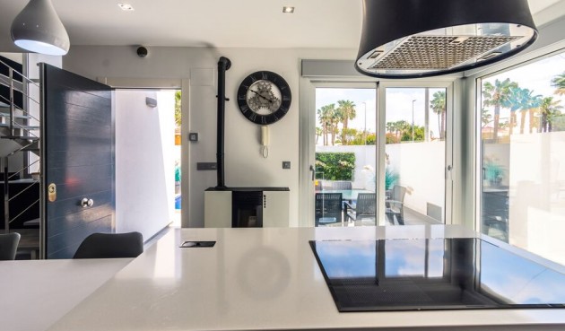 Resale - Villa -
Daya Vieja - Costa Blanca