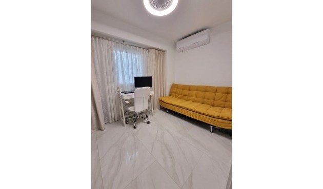 Resale - Apartment -
Torrevieja - Centro