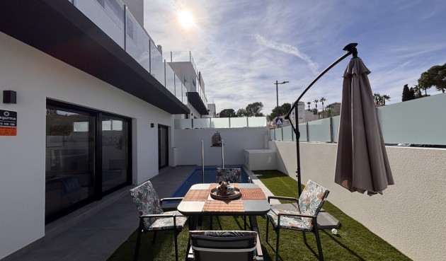 Återförsäljning - Villa -
Villamartin - Costa Blanca