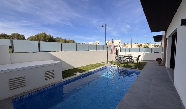 Återförsäljning - Villa -
Villamartin - Costa Blanca