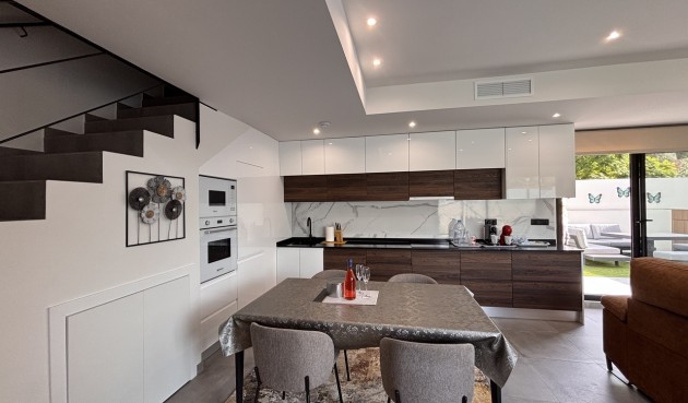 Återförsäljning - Villa -
Villamartin - Costa Blanca