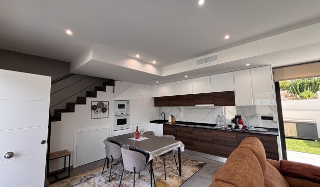 Återförsäljning - Villa -
Villamartin - Costa Blanca