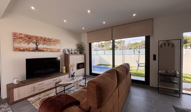 Återförsäljning - Villa -
Villamartin - Costa Blanca