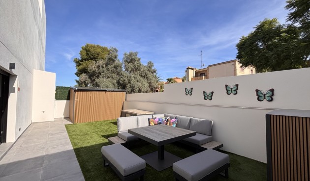 Återförsäljning - Villa -
Villamartin - Costa Blanca