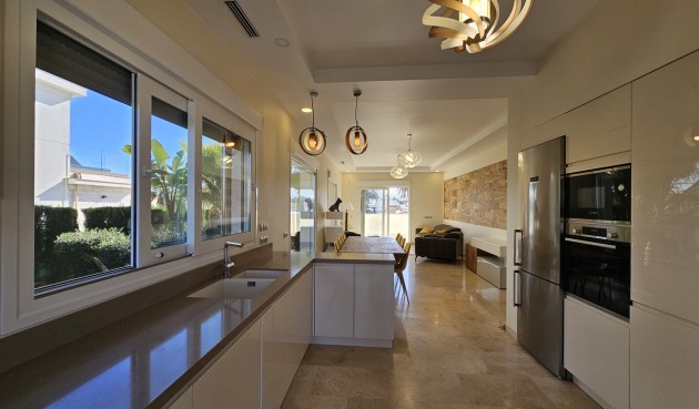 Resale - Villa -
La Zenia - Costa Blanca