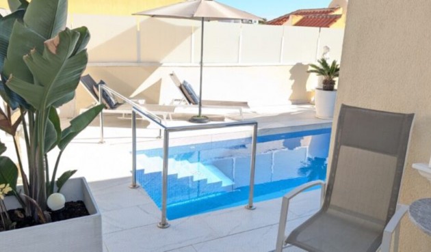 Återförsäljning - Villa -
Villamartin - Costa Blanca