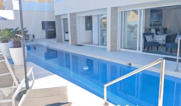 Återförsäljning - Villa -
Villamartin - Costa Blanca