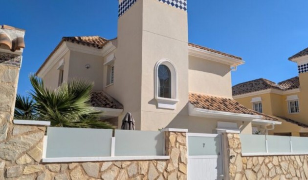 Återförsäljning - Villa -
Villamartin - Costa Blanca